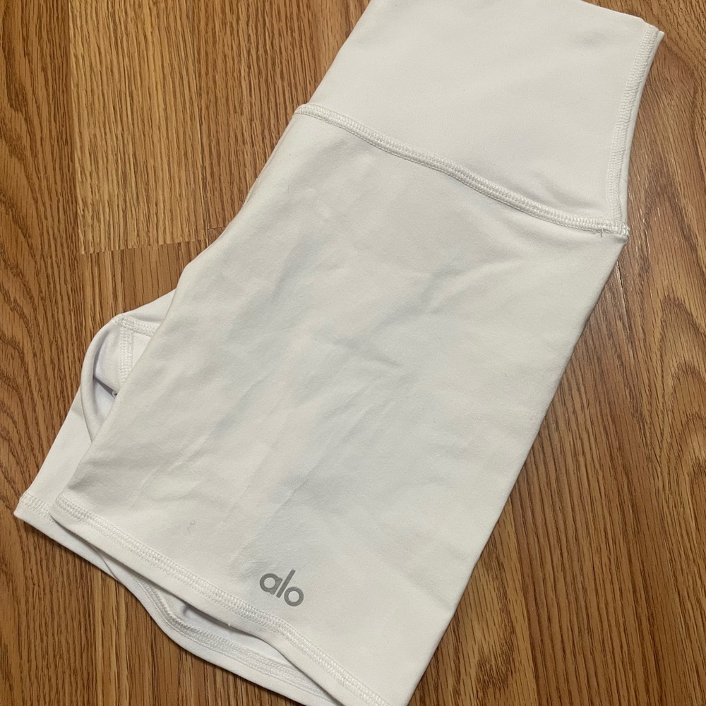Alo yoga biker short white